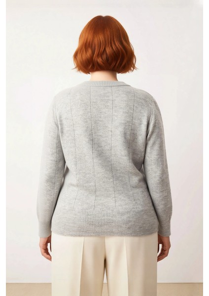 Kadınlara Özel Inci Detaylı Regular Kalıp Triko Kazak Kış Şıklığınıza Estetik Bir Dokunuş Katıyor fiyatları