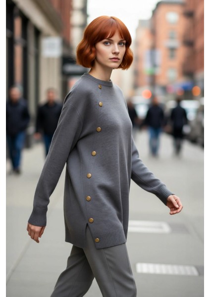 Kadın Regular Kalıp Düz Düşük Kol Bisiklet Yaka Akrilik Triko Kazak Şık Altın Düğmeli Kışlık Stil