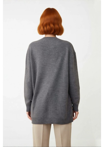 Kadın Regular Kalıp Düz Düşük Kol Bisiklet Yaka Akrilik Triko Kazak Şık Altın Düğmeli Kışlık Stil fırsatları