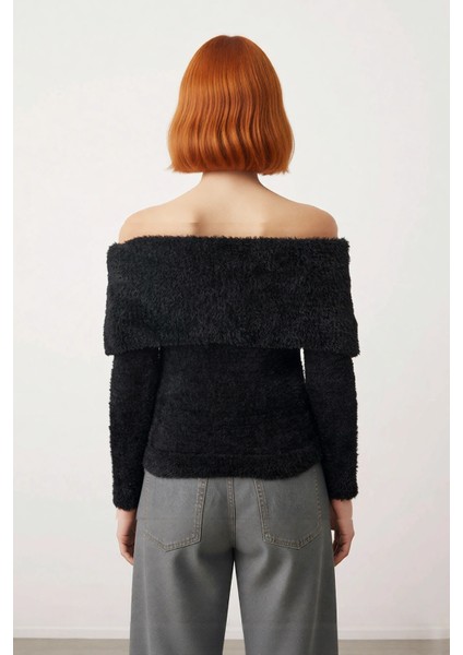 Kadın Ekru Regular Kalıp Carmen Yaka Tüylü Sakal Iplikli Crop Triko Kazak Kış Sezonu Şıklığı fırsatları