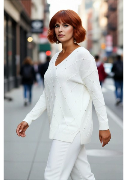 Kadın Relaxed Kalıp V Yaka Akrilik Triko Kazak Taş Işlemeli Uzun Kollu Kışlık Şıklık Sunar.