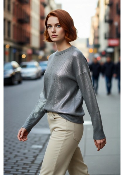 Kadın Oversize Basic Bisiklet Yaka Uzun Kollu Gri Triko Kazak Metalik Dokusuyla Şıklığı Yakala