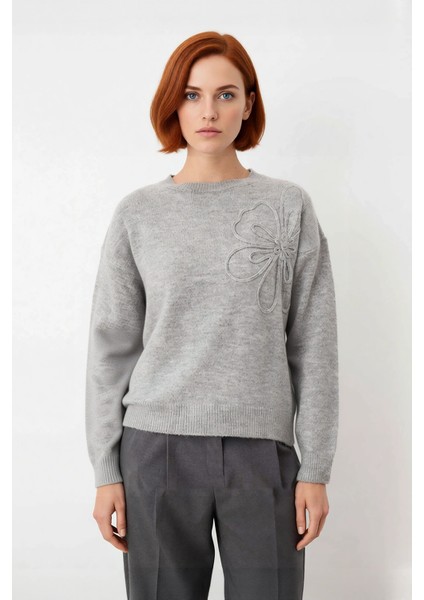 Kadınlar Için Nakışlı Çiçek Desenli Gri Triko Kazak Bisiklet Yaka Regular Kalıp Kış Şıklığı fiyatları