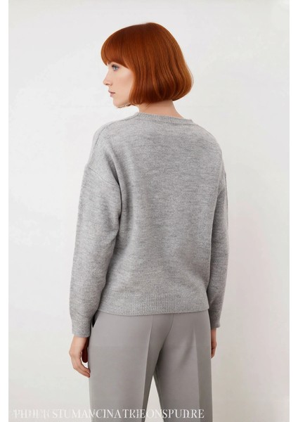 Kadınlar Için Nakışlı Çiçek Desenli Gri Triko Kazak Bisiklet Yaka Regular Kalıp Kış Şıklığı fırsatları