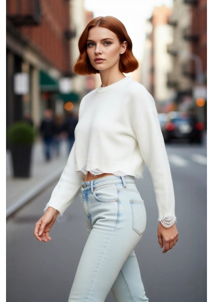 Kadın Oversize Triko Crop Kazak Düşük Kollu Akıtma Detaylı Yumuşak Dokusuyla Modern Şıklık Sunar