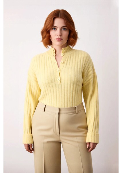 Kadın Relaxed Kalıp Dik Yaka Fitilli Dokuma Düğmeli Triko Kazak Kış Günleri Için Konfor ve Şıklık fiyatları