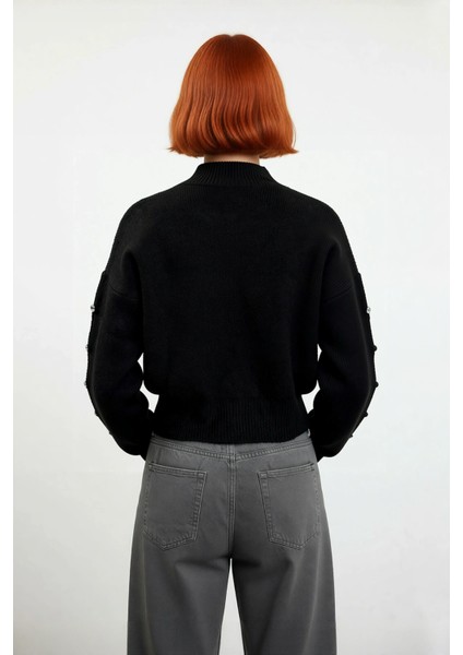 Kadınlar Için Dik Yaka Regular Kalıp Düşük Kol Düğme Detaylı Triko Kazak Soğuk Günlerin Şık Seçimi fırsatları