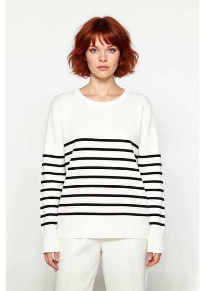 Kadın Çizgili Bisiklet Yaka Relaxed Kalıp Uzun Kollu Triko Kazak Günlük Şıklık ve Konfor Sunar fiyatları