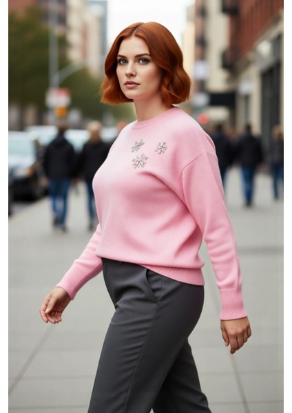 Kadın Pembe Taş Detaylı Regular Kalıp Düşük Kol Bisiklet Yaka Yumuşak Hissiyatlı Kışlık Triko Kazak