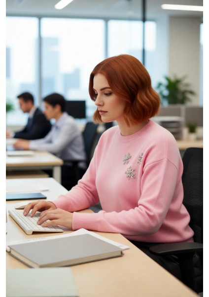 Kadın Pembe Taş Detaylı Regular Kalıp Düşük Kol Bisiklet Yaka Yumuşak Hissiyatlı Kışlık Triko Kazak modelleri