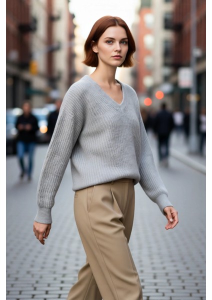 Kadın Gri Oversize V Yaka Triko Kazak Rahat Düşük Kol Fitilli Dokuma Kış Şıklığı Sunar Kaliteli