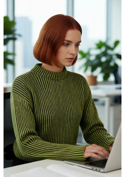 Kadın Dik Yaka Çizgili Crop Regular Kalıp Triko Kazak Soğuk Havalar Için Şık Günlük Kombinler modelleri