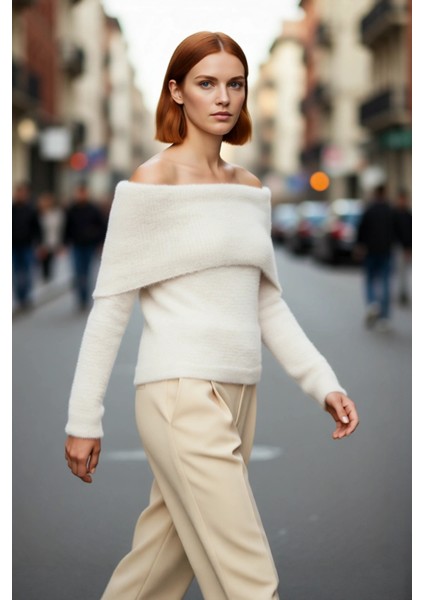 Kadın Ekru Regular Kalıp Carmen Yaka Tüylü Sakal Iplikli Crop Triko Kazak Kış Sezonu Şıklığı