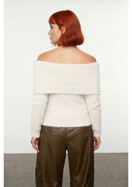 Kadın Ekru Regular Kalıp Carmen Yaka Tüylü Sakal Iplikli Crop Triko Kazak Kış Sezonu Şıklığı fırsatları