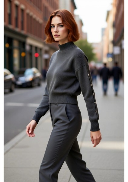 Kadınlar Için Dik Yaka Regular Kalıp Düşük Kol Düğme Detaylı Triko Kazak Soğuk Günlerin Şık Seçimi