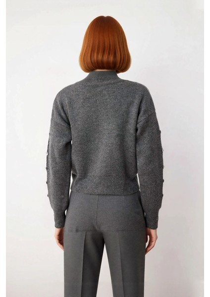 Kadınlar Için Dik Yaka Regular Kalıp Düşük Kol Düğme Detaylı Triko Kazak Soğuk Günlerin Şık Seçimi fırsatları