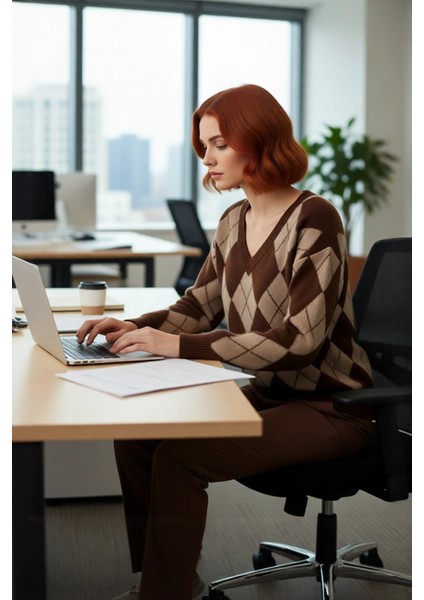 Kadın Ekru Gri Oversize V Yaka Baklava Desen Düşük Kol Kalın Triko Kazak Kışlık Kombinlerinize modelleri