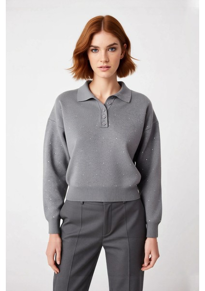 Kadın Polo Yaka Taş Detaylı Regular Kalıp Düşük Kollu Triko Kazak Kışlık Kombinlerin Gözdesi fiyatları