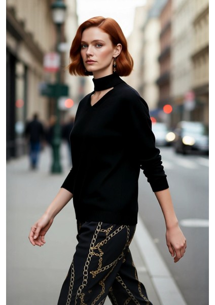 Kadın Siyah Regular Kalıp Choker Yaka Triko Kazak Modern Şıklığı Kışın Sıcak Tutuşla Birleştiriyor