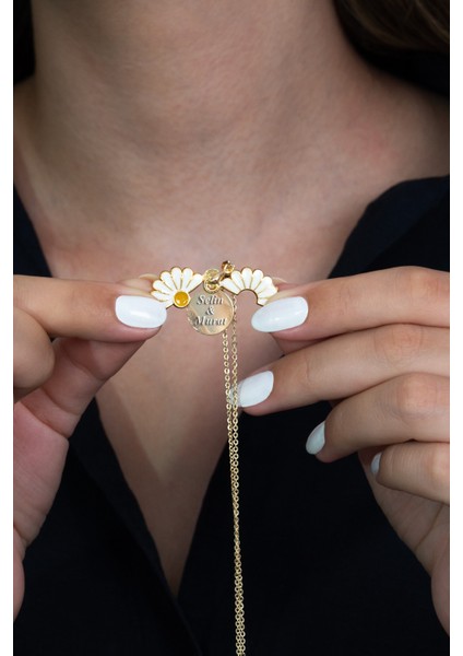 Kişiye Özel Altın Renk Bayan İsimli Açılan Papatya Kolye bbk37