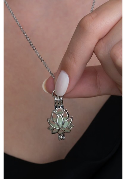 Karanlıkta Parlayan Fosforlu Kadın Lotus Kolye bbk34
