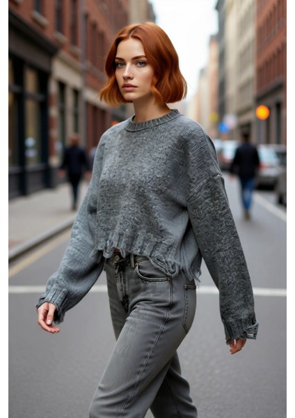 Kadın Oversize Triko Crop Kazak Düşük Kollu Akıtma Detaylı Yumuşak Dokusuyla Modern Şıklık Sunar