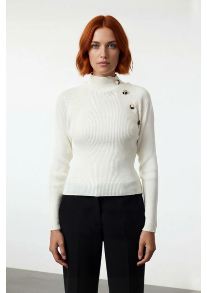 Kadın Fitted Dik Yaka Düğme Detaylı Reglan Kol Triko Kazak Kışlık Kombinlerin Şık Tamamlayıcısı fiyatları