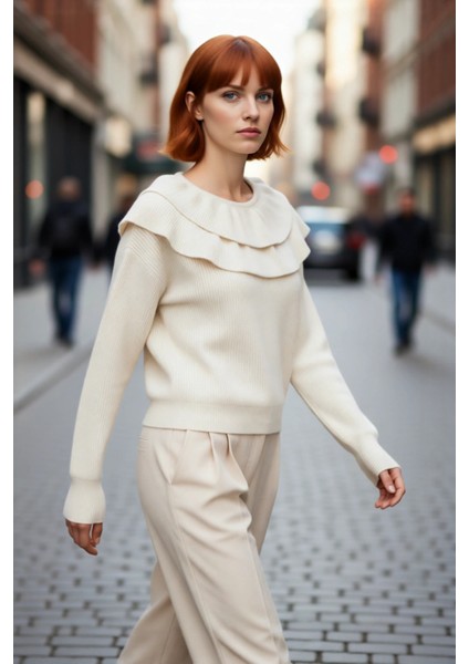 Kadın Regular Kalıp Yumuşak Dokulu Uzun Kollu Triko Kazak Fırfır Yaka Detaylı Kışlık Şıklık