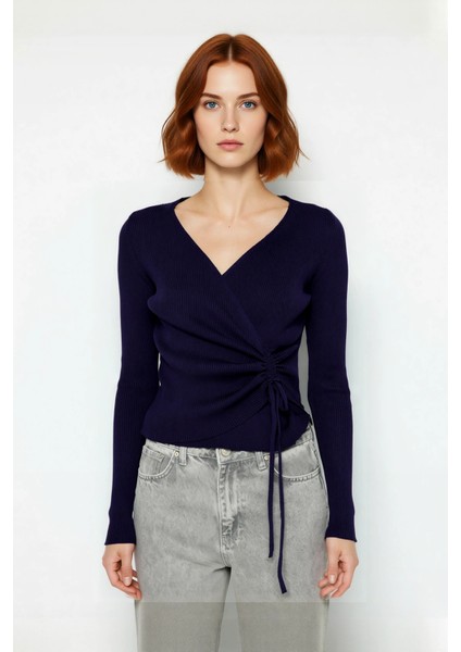 Kadın Fitted Kruvaze Yaka Bağcıklı Triko Üst Modern Günlük Kombinler Için Şık ve Rahat Seçim fiyatları