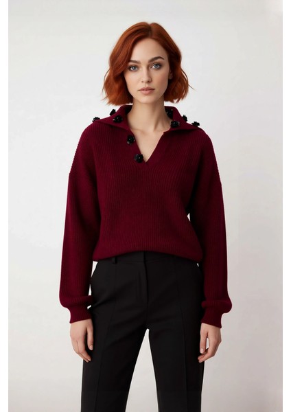 Kadın Regular Kalıp Akrilik Devrik Yaka Gül Detaylı Düşük Kol Triko Kazak Kışlık Kombinlerinize fiyatları