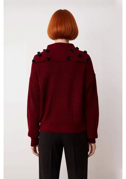 Kadın Regular Kalıp Akrilik Devrik Yaka Gül Detaylı Düşük Kol Triko Kazak Kışlık Kombinlerinize fırsatları