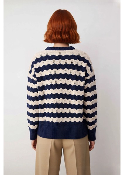 Kadın Lacivert Ekru Oversize Bisiklet Yaka Düşük Kol Dalgalı Ajurlu Yumuşak Dokulu Uzun Triko Kazak fırsatları