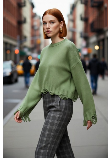 Kadın Oversize Triko Crop Kazak Düşük Kollu Akıtma Detaylı Yumuşak Dokusuyla Modern Şıklık Sunar