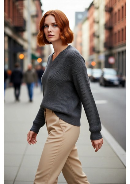 Kadın Akrilik Ajurlu V Yaka Triko Kazak Rahat Regular Kalıp Düşük Kol Kış Günlük Şıklık Sunar.