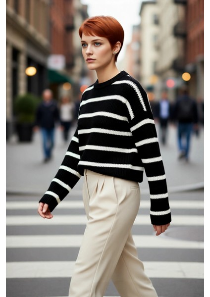Kadın Oversize Bisiklet Yaka Çizgili Triko Kazak Kış Günleri Için Ideal Şıklık ve Konfor Sunuyor