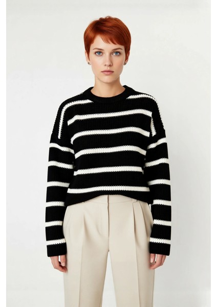 Kadın Oversize Bisiklet Yaka Çizgili Triko Kazak Kış Günleri Için Ideal Şıklık ve Konfor Sunuyor fiyatları