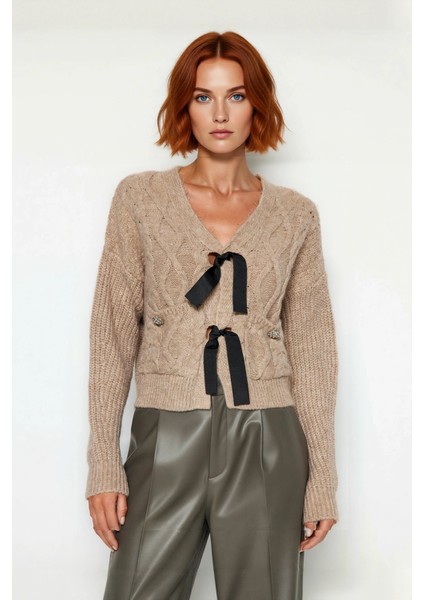 Kadın Regular Kalıp V Yaka Saç Örgü Desenli Düşük Kol Crop Triko Kazak Kurdele Fiyonk Detaylı fiyatları