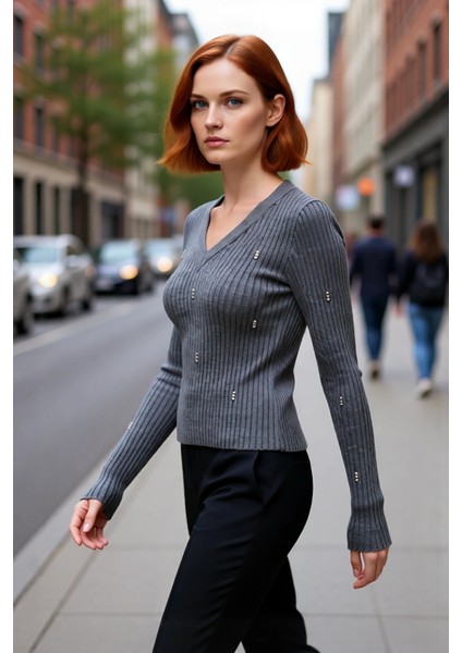 Kadın Antrasit Fitted V Yaka Taş Işlemeli Triko Kazak Kış Sezonu Için Şık ve Rahat Bir Seçim