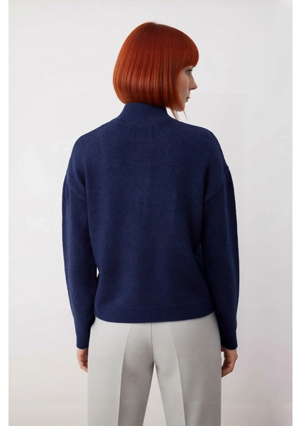 Kadın Lacivert Regular Kalıp Dik Yaka Düşük Kol Triko Kazak Günlük Şıklık ve Konfor Sunar Kaliteli fırsatları