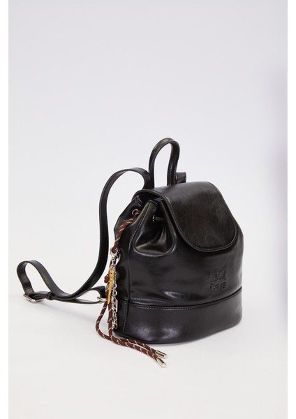 Büzgü Kapamalı, Charm Aksesuar Detaylı Kadın Sırt Çantası 930301 Siyah fiyatları