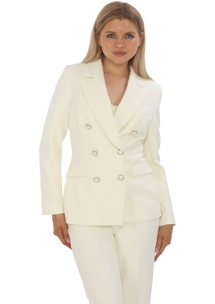 Kadın Beyaz Kruvaze Kısa Ceket - Metal Düğmeli, Şık ve Modern Blazer Tasarım | Dört Mevsim Uygun, Zarif ve Minimal Stil fiyatları