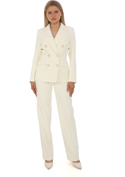 Kadın Beyaz Kruvaze Kısa Ceket - Metal Düğmeli, Şık ve Modern Blazer Tasarım | Dört Mevsim Uygun, Zarif ve Minimal Stil modelleri