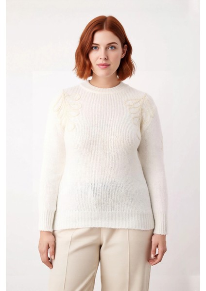 Kadın Triko Kazak Ekru Rengi Düşük Kollu Bisiklet Yaka Çiçek Nakışlı Kış Şıklığı Sunar Kaliteli