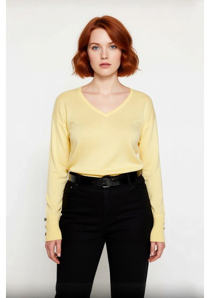 Kadın Düz Desen Regular Kalıp Triko V Yaka Kazak Uzun Kollu ve Şık Düğme Detayları Ile Kaliteli