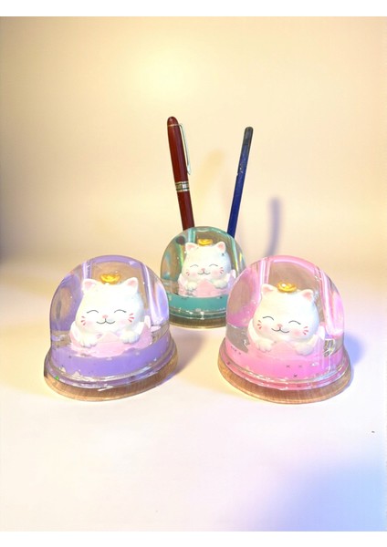 Uğur Getiren Şans Kedisi (Maneki-Neko) Sulu Kalemlik – Mini Kar Küresi Efektli Masa Dekoru (8 Cm)