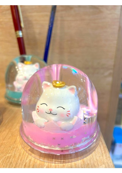 Uğur Getiren Şans Kedisi (Maneki-Neko) Sulu Kalemlik – Mini Kar Küresi Efektli Masa Dekoru (8 Cm) fiyatları