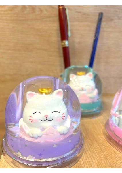 Uğur Getiren Şans Kedisi (Maneki-Neko) Sulu Kalemlik – Mini Kar Küresi Efektli Masa Dekoru (8 Cm) modelleri