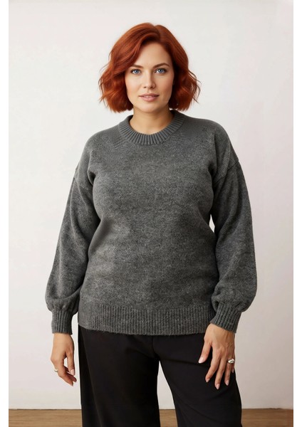 Kadın Polo Yaka Taş Detaylı Triko Kazak Regular Kalıp ve Düşük Kol Tasarımıyla Günlük Konfor Sağlar