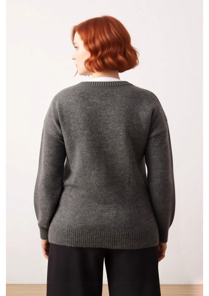 Kadın Polo Yaka Taş Detaylı Triko Kazak Regular Kalıp ve Düşük Kol Tasarımıyla Günlük Konfor Sağlar fiyatları