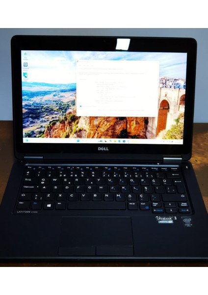 Latitude E7250 Intel I5-5300U 8 Ram 128 SSD Dokunmatik - Ufak Çatlak - İkinci El